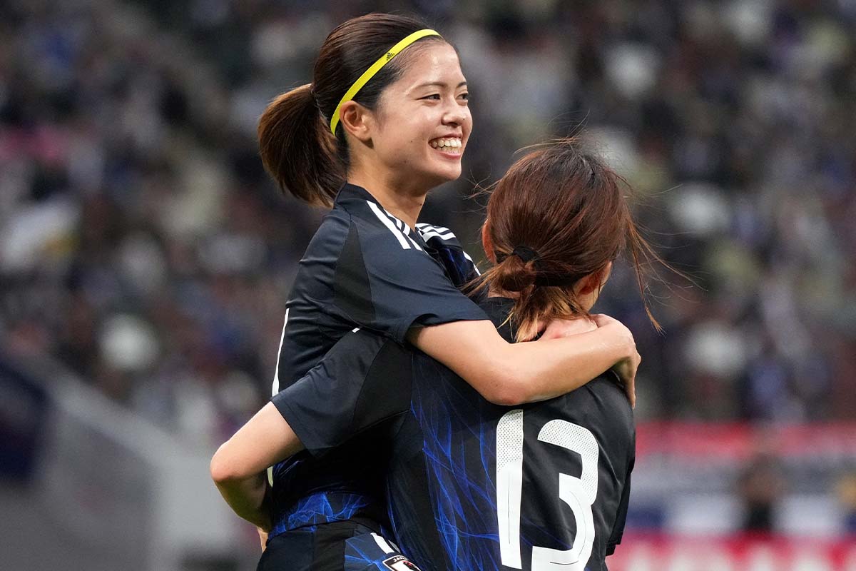 日本人選手のユニフォームを着用！？ 長谷川唯がアヤックスの試合を