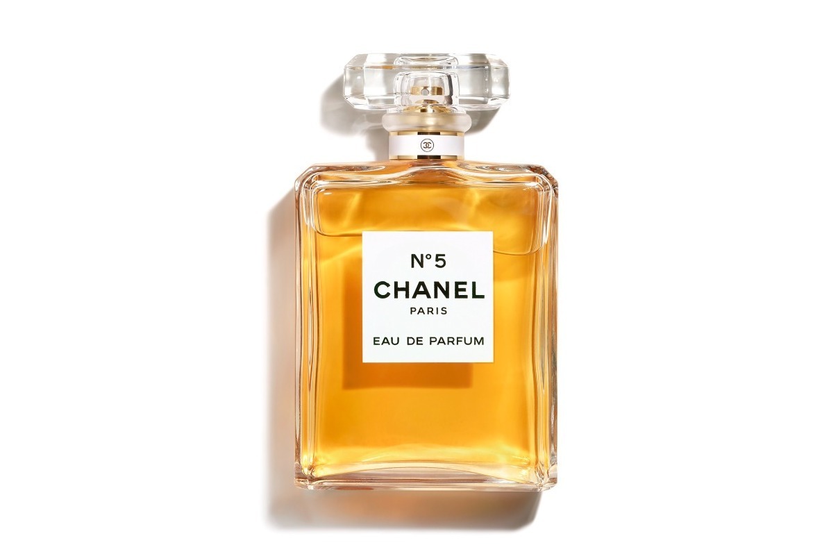 シャネル N°5」誕生から100年以上、歴史ある名フレグランスの顔に