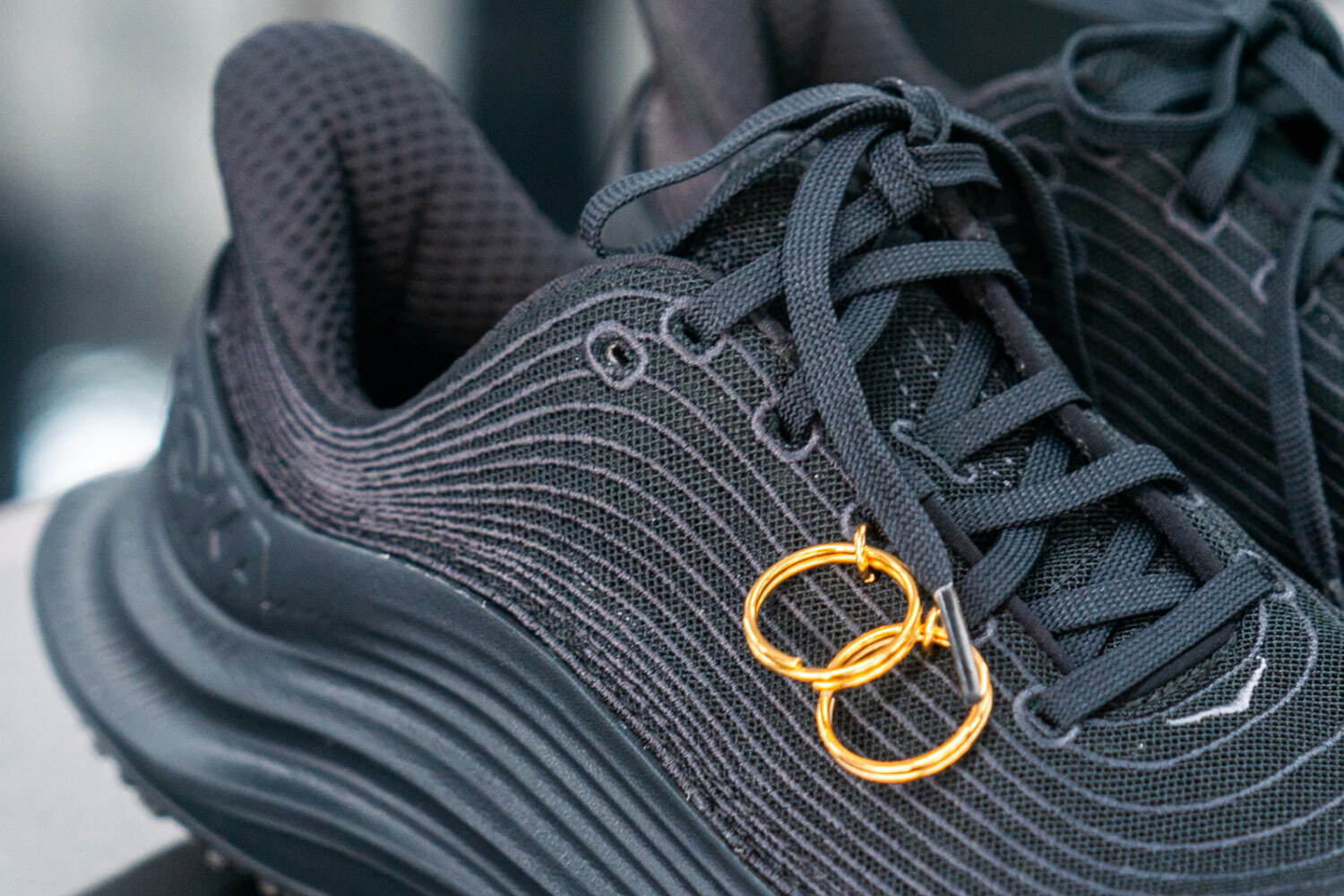 ブラック・コム デ ギャルソン×ホカ初コラボ、ゴールドリング煌めく