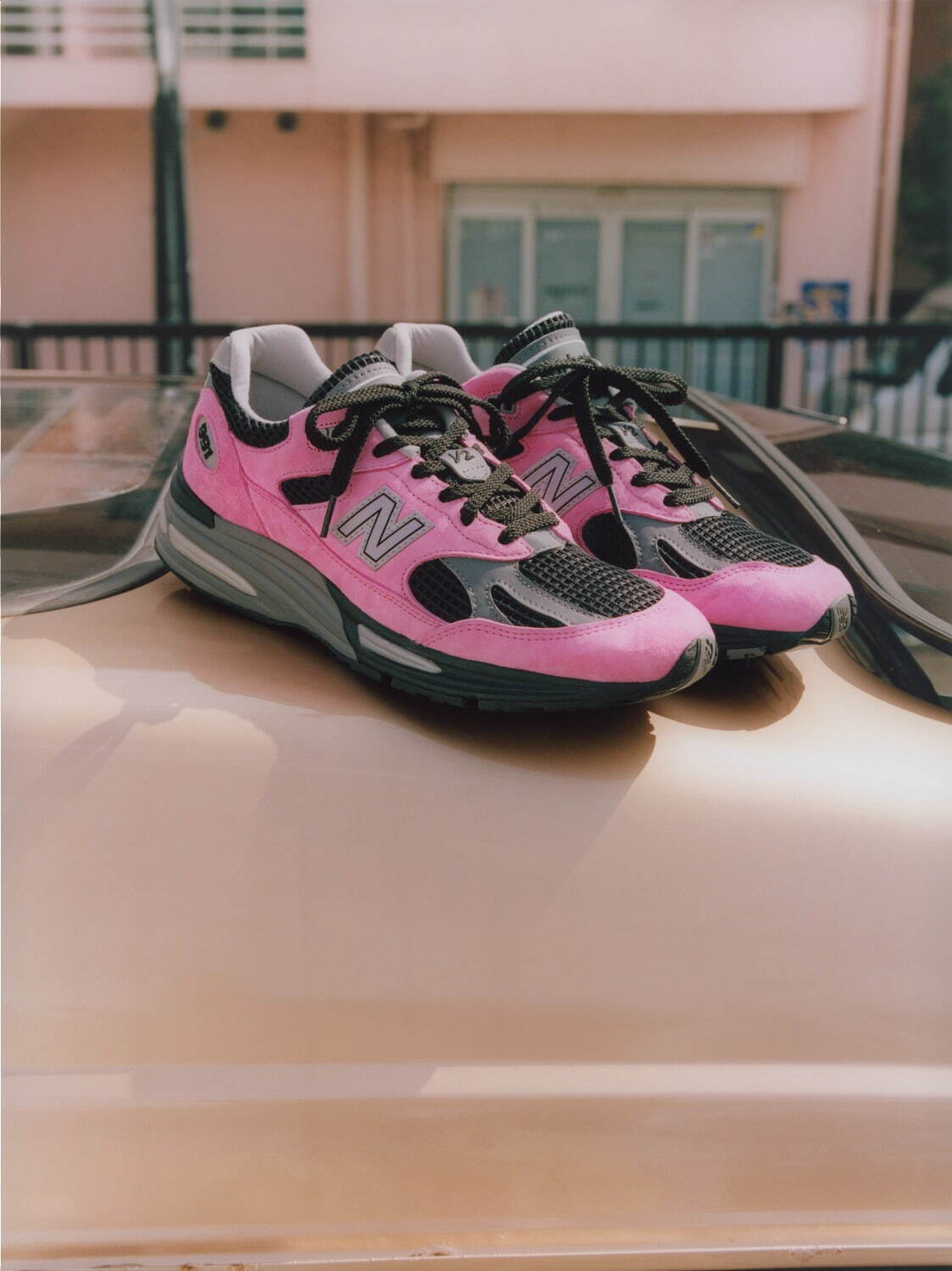 ニューバランスの定番スニーカー「991v2」ピンク×2トーングレーの