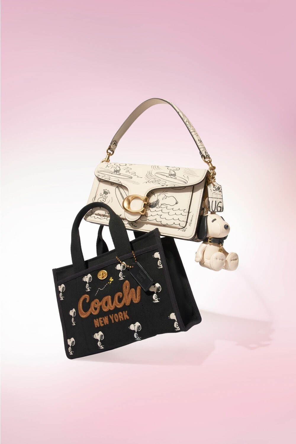 コーチ×ピーナッツ「スヌーピー」刺繍トートや“60年代新聞プリント