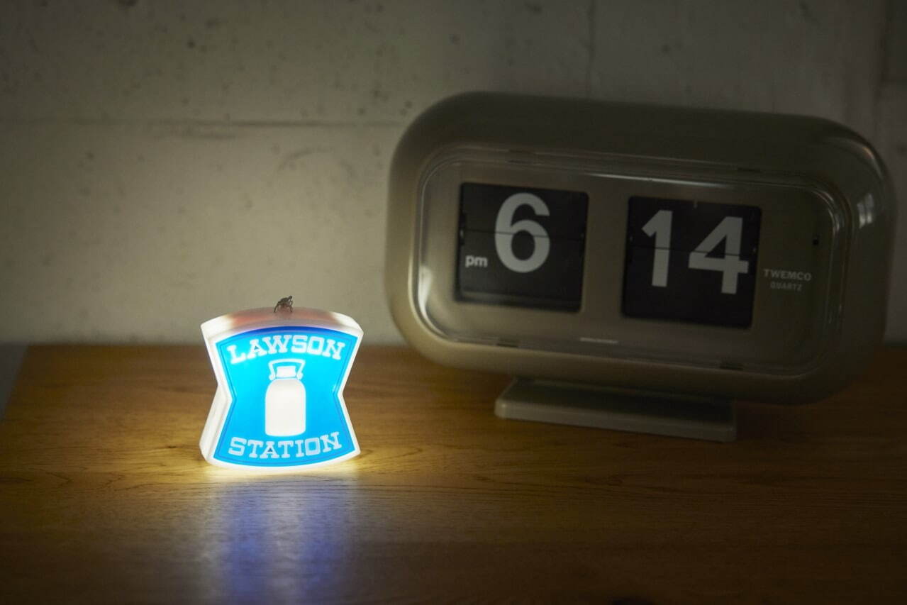 ローソンの看板」がグッズ化！ふわもち感触のクッション＆“本物っぽく