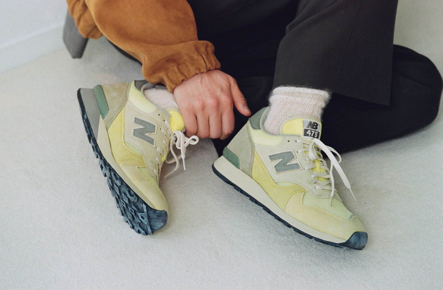 オーラリー×ニューバランスのスニーカー「475」色褪せた風合いのグレー