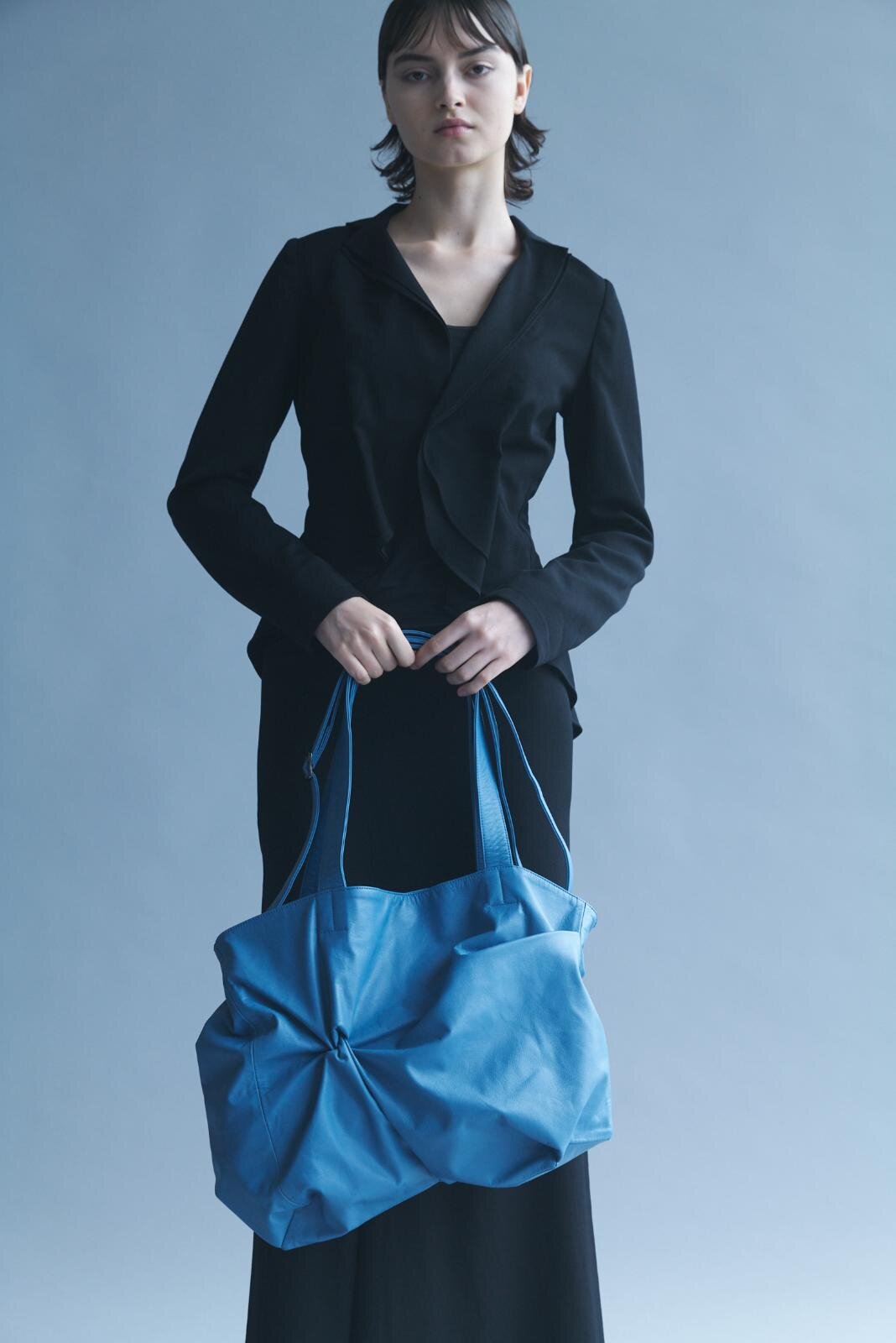 ディスコード ヨウジヤマモト“花”のようなタック入りレザーバッグ