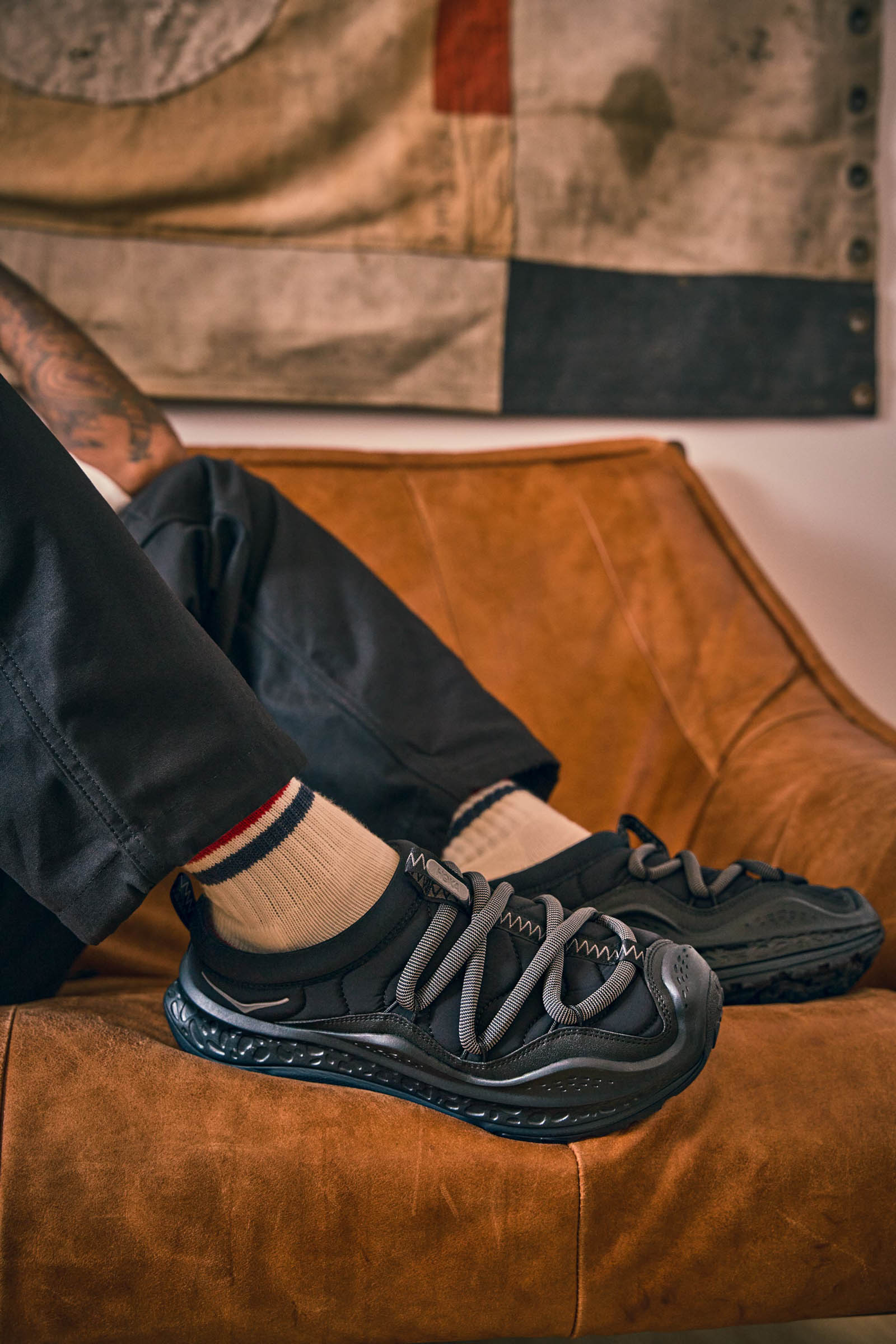 ホカのリカバリーシューズから新モデル、中綿入りアッパーのスリッポン