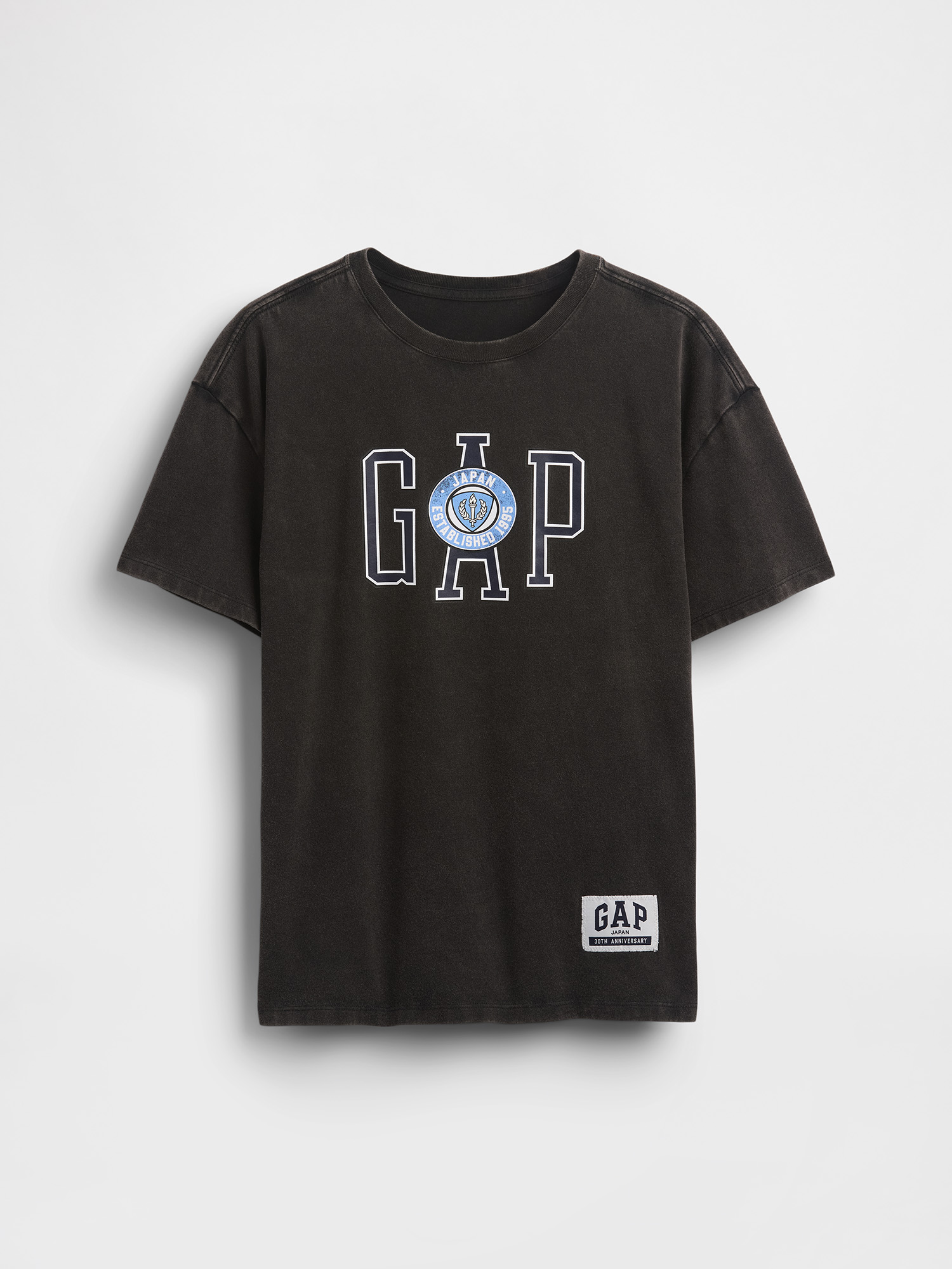 ギャップが日本上陸30周年の記念Tシャツを販売 スチャダラパーをモデル