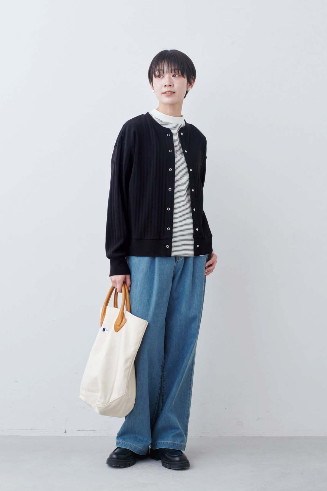 THREE FIFTY STANDARD ライトデニムのタックワイドパンツ｜THREE FIFTY