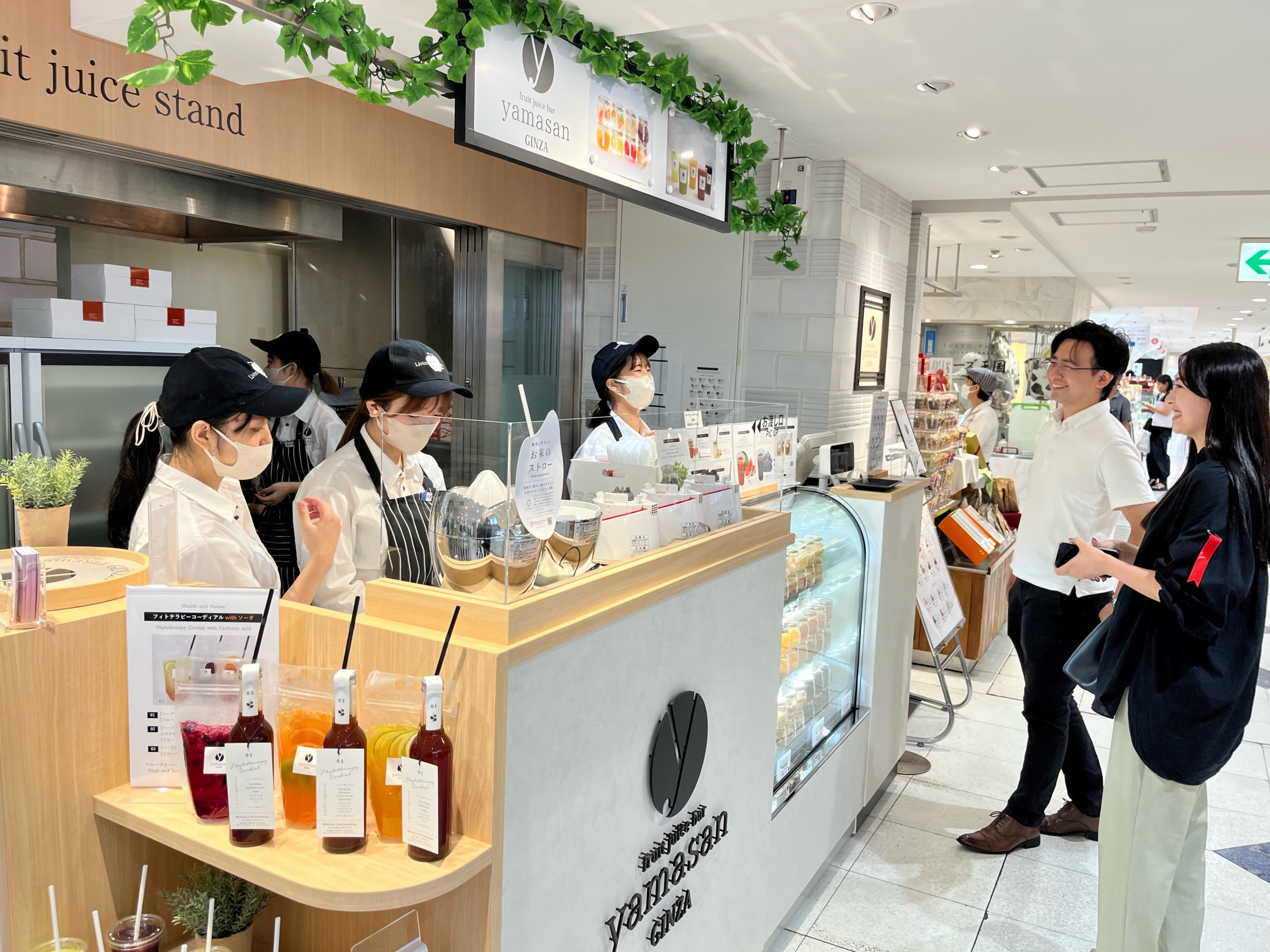 厳選フルーツを使用したジュースを常時30種以上提供する「fruit juice