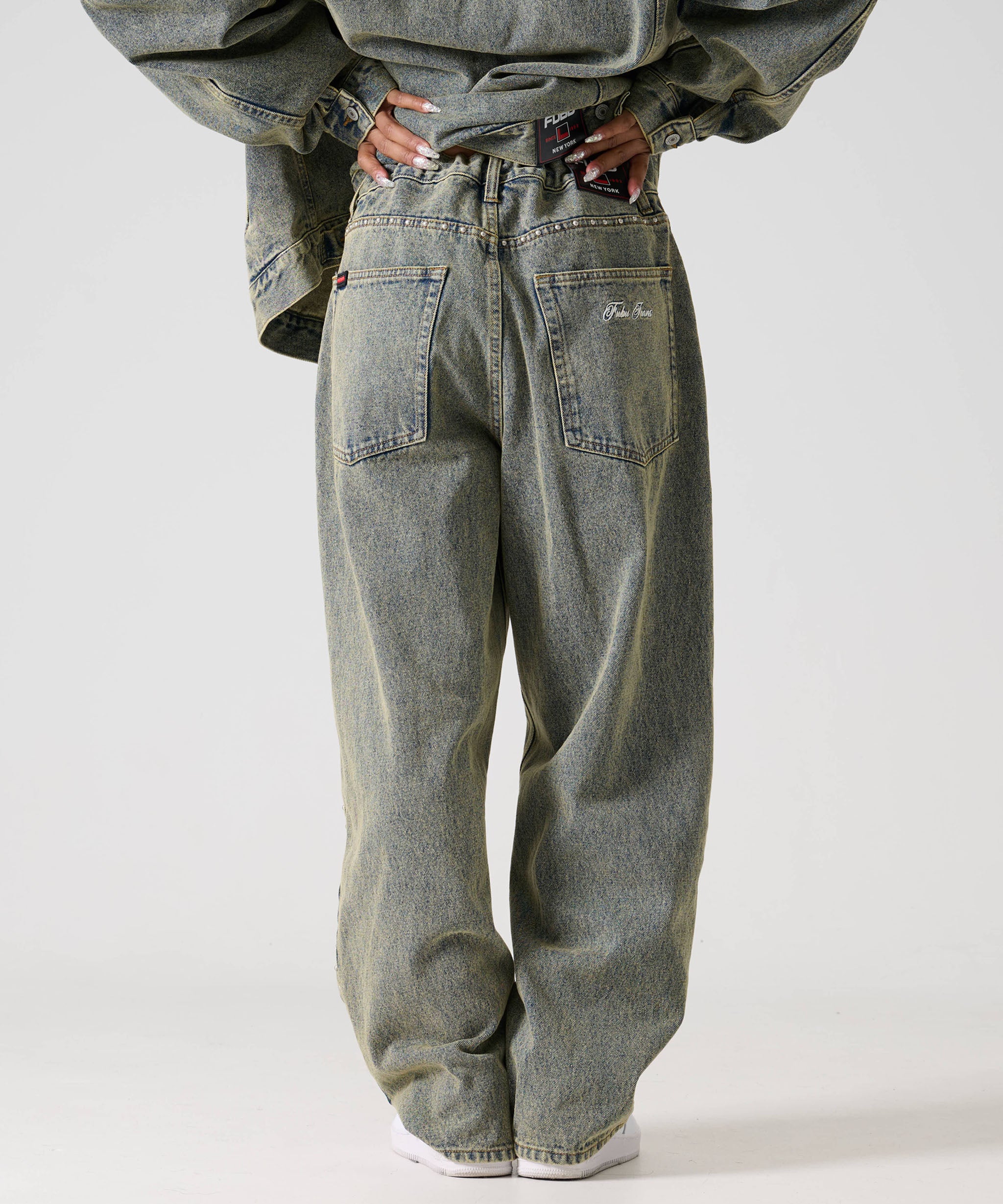 FUBU フブ ロゴ スタッズ デニム パンツ。FUBUはアメリカの代表的な