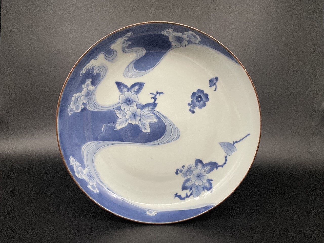 ギャラリー安原 / ご売約 藍柿右衛門 桜流水文中皿