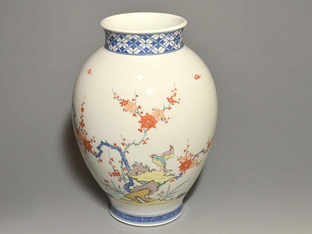 大作 十三代 酒井田柿右衛門（作）染錦鳥に梅牡丹図花瓶 高さ36cm 共