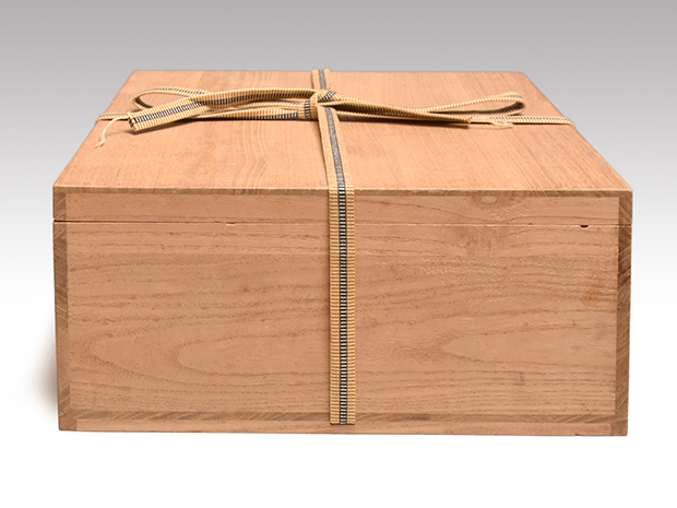 所載品 古伊万里（藍柿右衛門様式）草花文大鉢 江戸時代中期 | 古美術