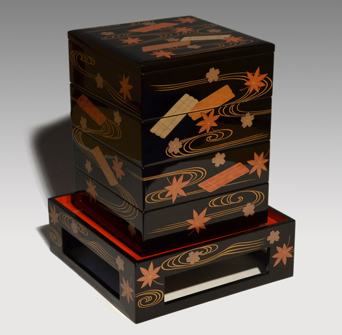 能登輪島塗 豪華雲錦(桜、紅葉)蒔絵 七寸角 四段重箱 蓋2枚重台付 中前