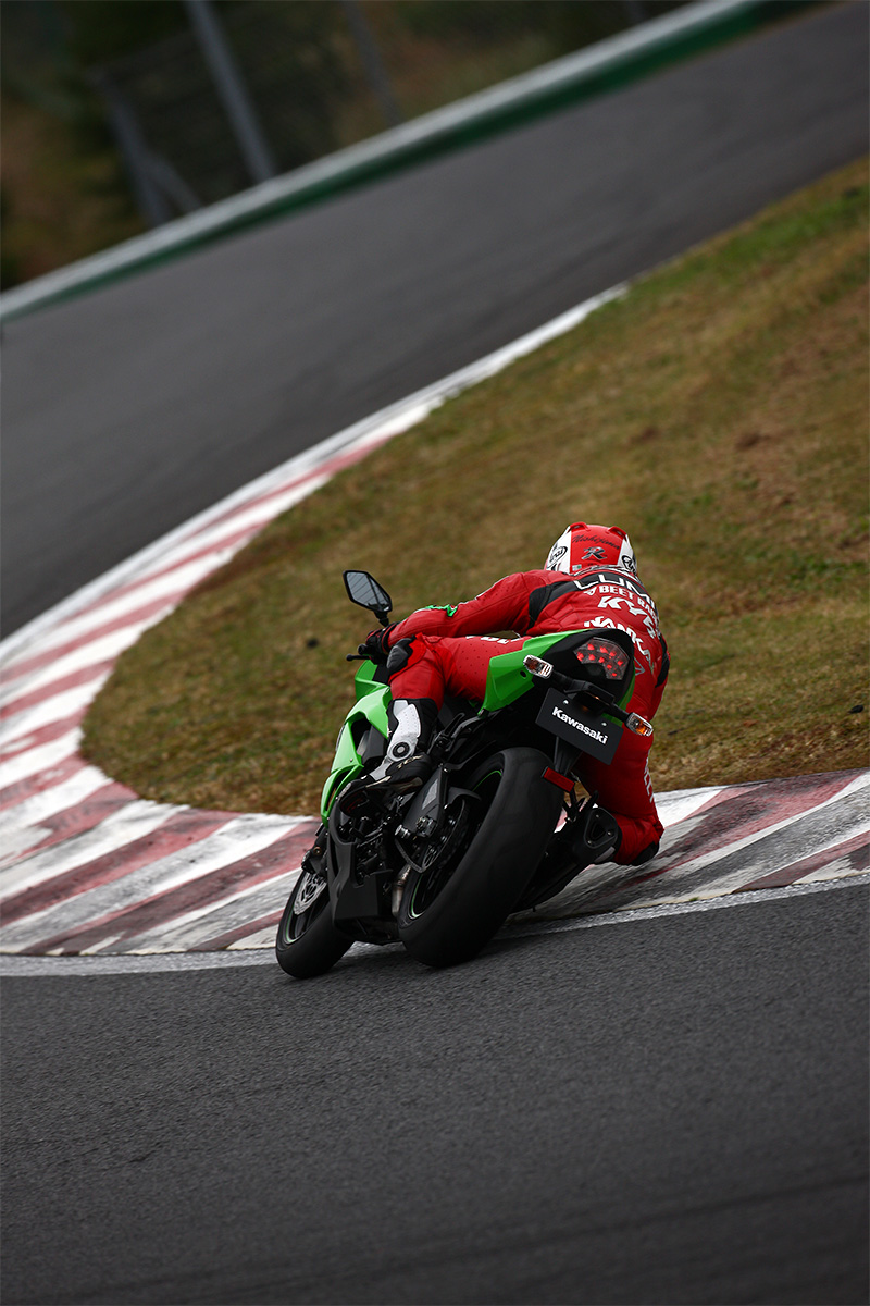 フロントを基点に自在に曲がれるコーナリングマシン／Ninja ZX-6R(2009