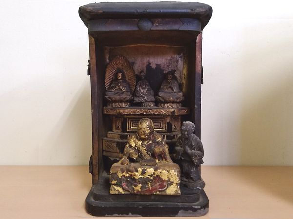 東京都品川区上大崎にて、江戸期の木彫仏像、春画の戦前絵葉書など