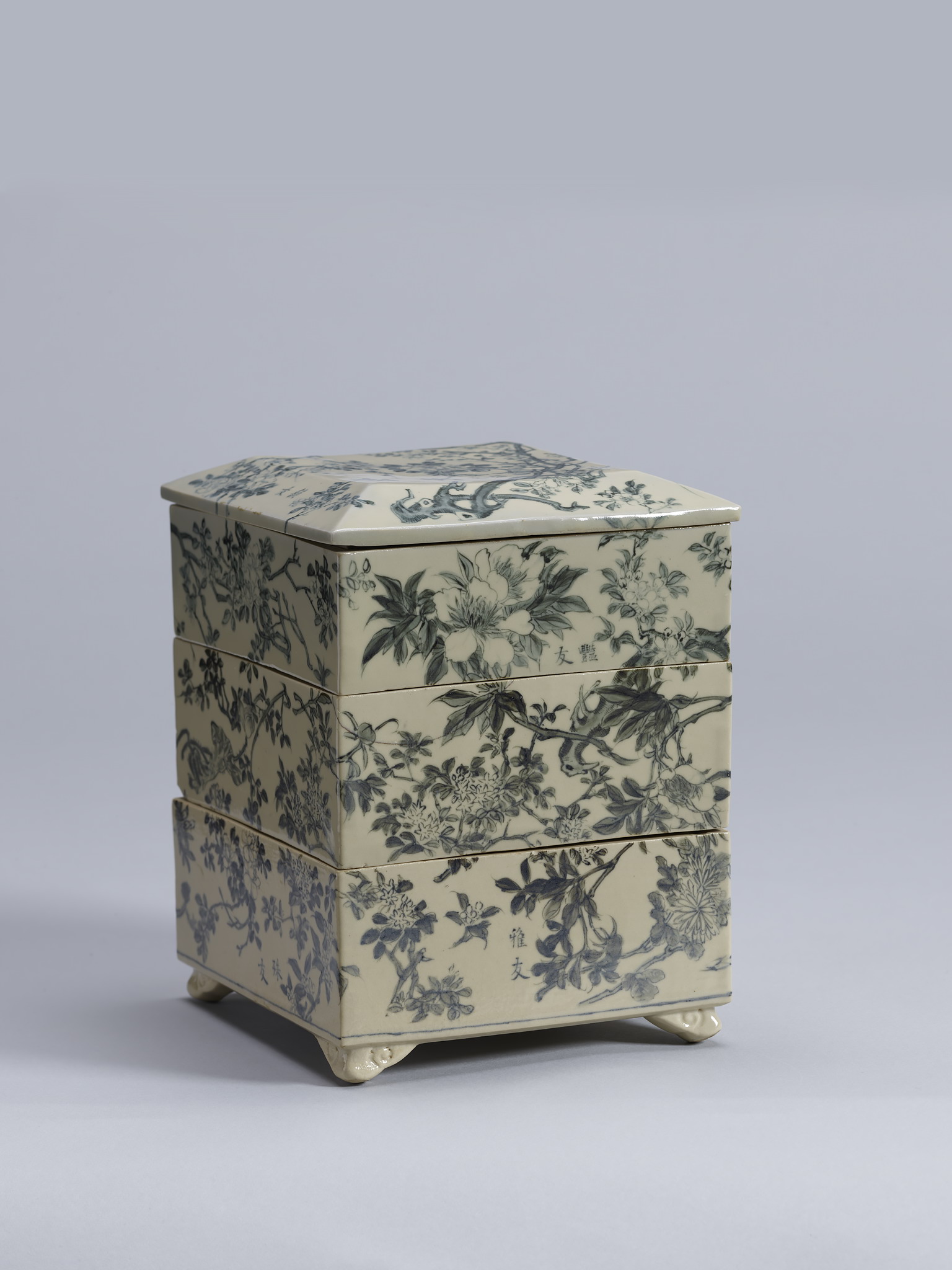 染付名花十友図三段重蓋物 - 名品紹介 - 京都国立博物館