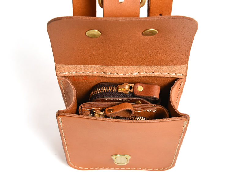 ヘルツの顔ともいえる一本ベルトのレザーベルトポーチ / 革鞄のHERZ