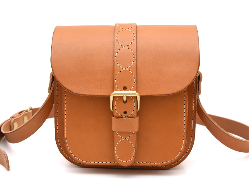 クロスステッチが特徴のハードレザーショルダーバッグ / 革鞄のHERZ