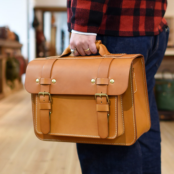 厚革で豪快に仕上げた二本ベルト2wayショルダーバッグ / 革鞄のHERZ