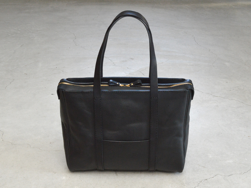 ファスナーで大きく開くスクエアフォルムの肩掛けトートバッグ / 革鞄