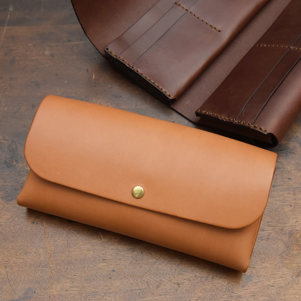 本のように開くカードポケットで大容量の長財布 / 革鞄のHERZ(ヘルツ