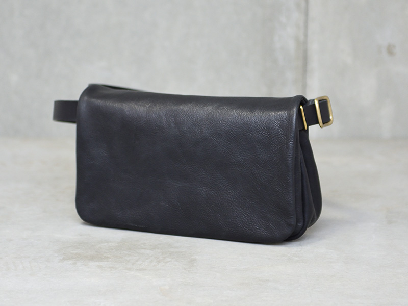 薄くて軽いスリムタイプの本革ボディバッグ / 革鞄のHERZ(ヘルツ)公式通販