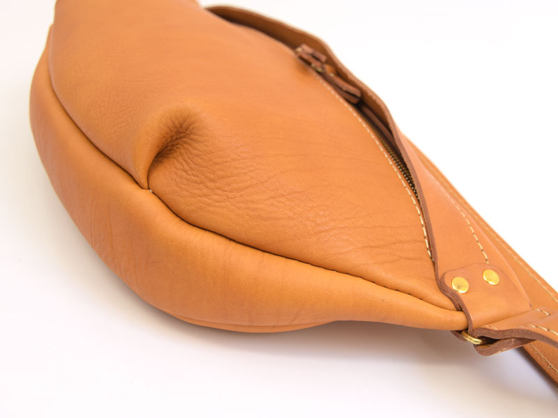 背中にフィットするソフトレザーの三日月ボディバッグ / 革鞄のHERZ