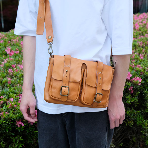 ウォッシュ加工でアンティークを思わせる総革ショルダーバッグ / 革鞄