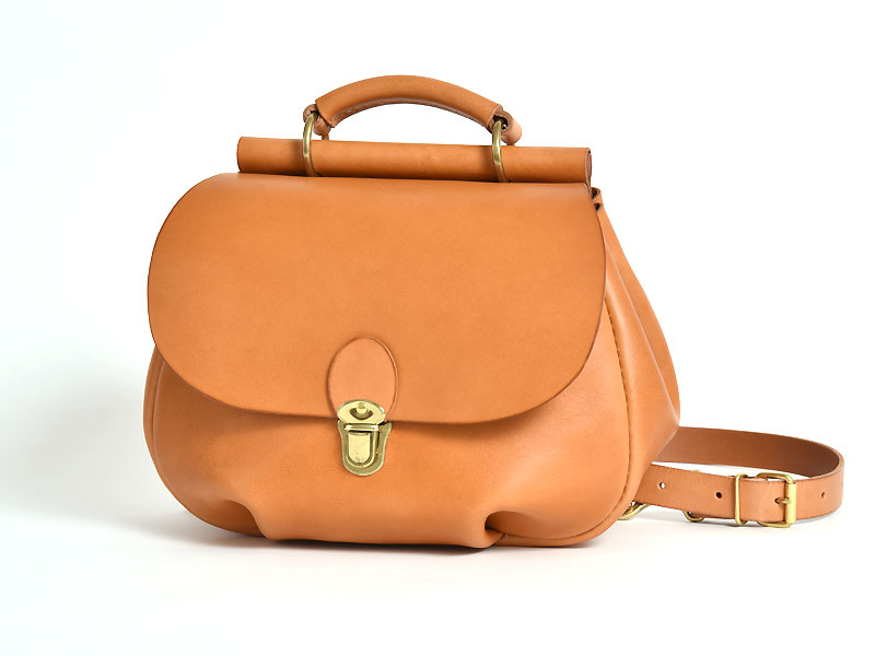 休日のお出かけに最適な棒屋根の本革レディースミニリュック / 革鞄の