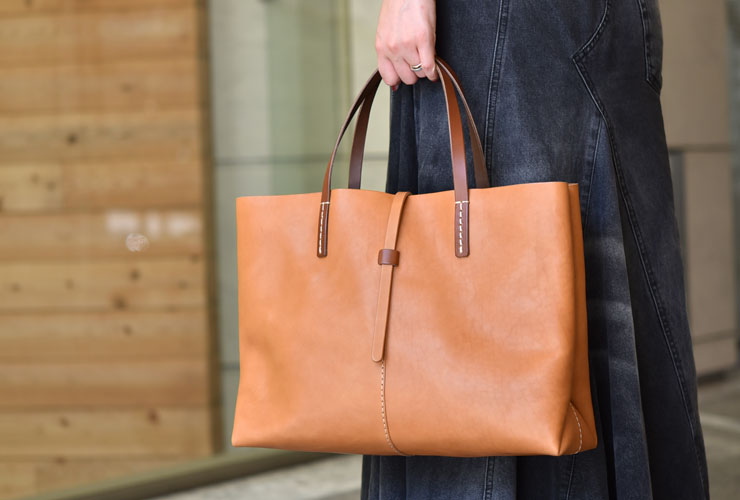 軽くて柔らかい革で作ったシンプルな横長トートバッグ / 革鞄のHERZ