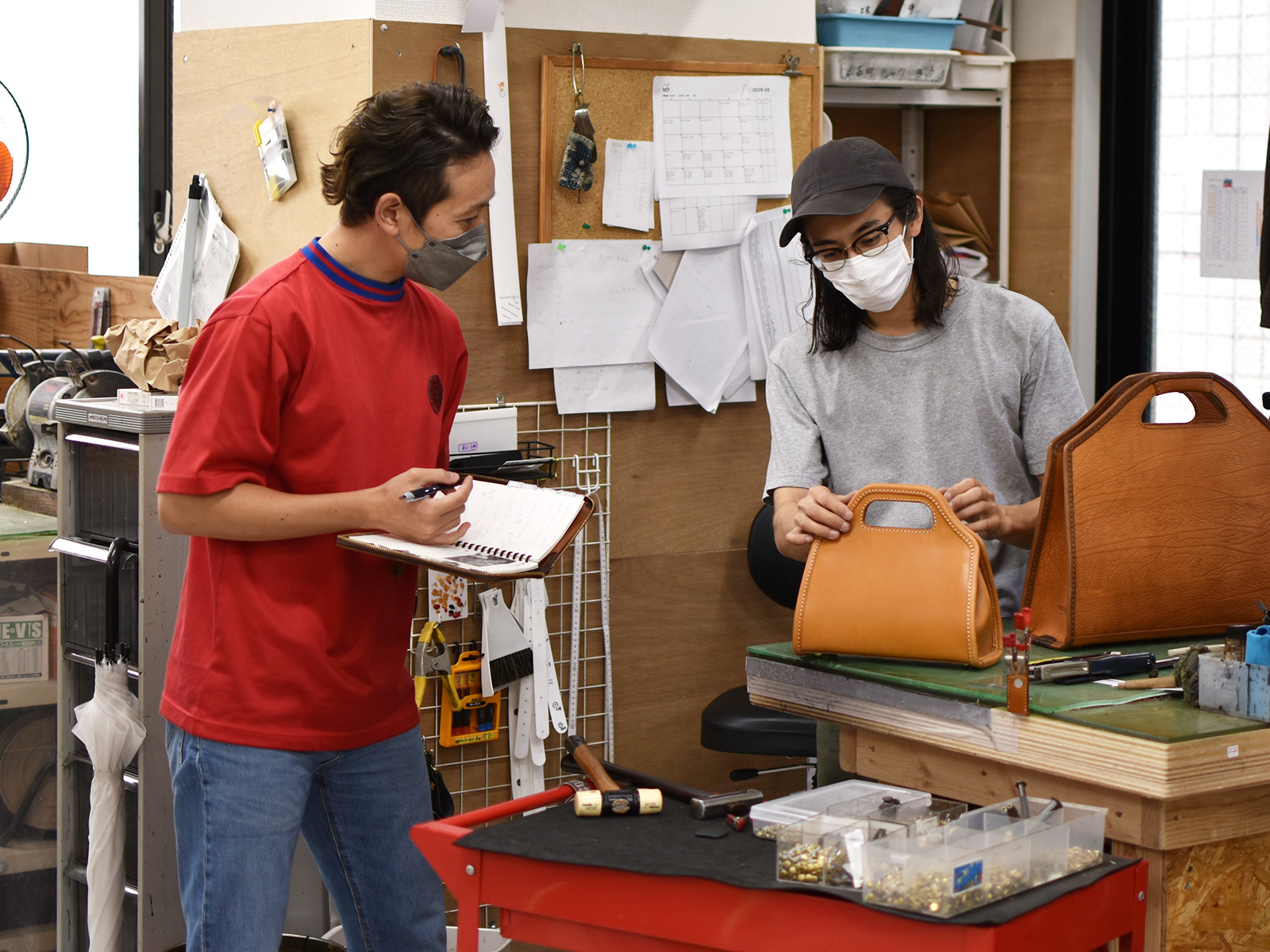 新作アーチハンドバッグ(Q-16)の作り手にインタビュー！｜革鞄・革小物