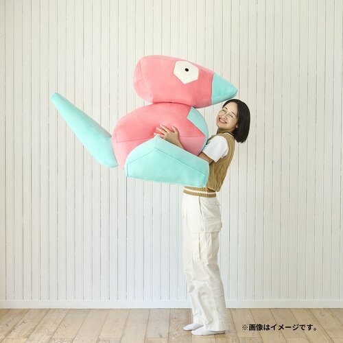 でかい…！『ポケモン』存在感抜群の「等身大ポリゴンぬいぐるみ」が