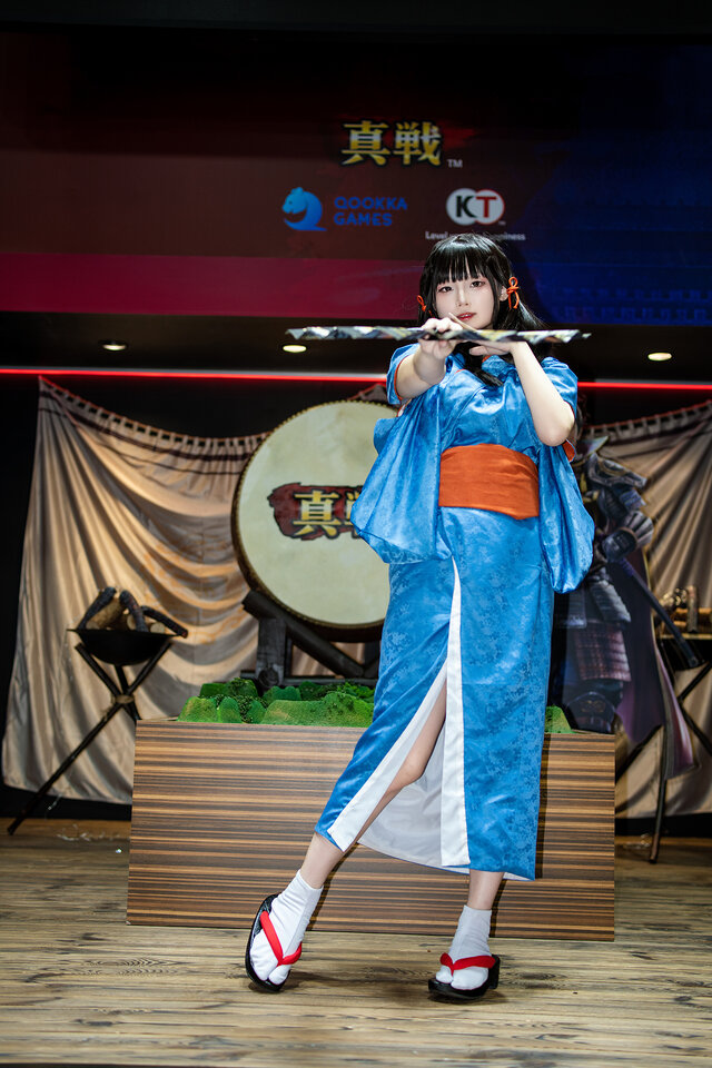 コスプレ】大和撫子の青い浴衣から美脚がチラリ！『信長の野望 真戦