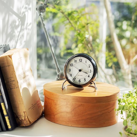 Arne Jacobsen テーブルクロック CITYHALL ベージュ｜時計｜IDEE SHOP