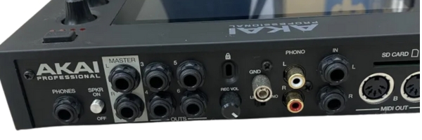 MPC LIVE IIがいきなり話題騒然！AKAI Professionalの新たなスタンド