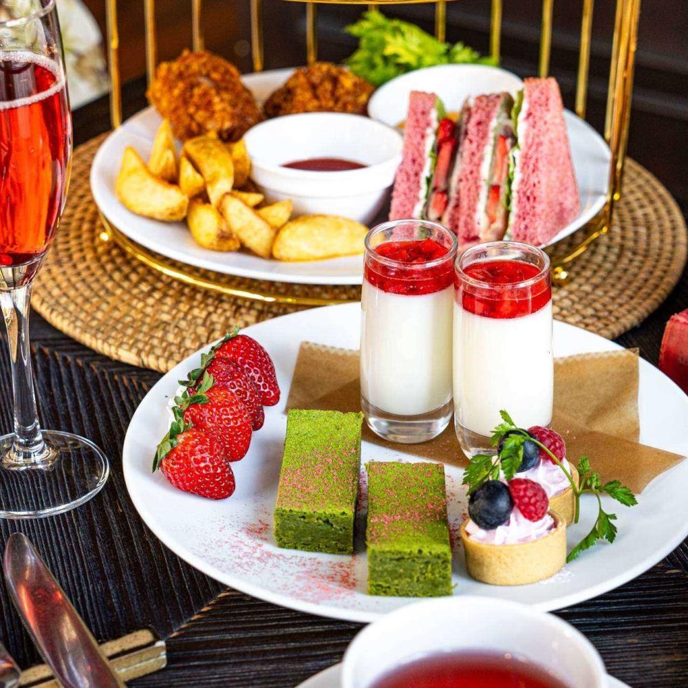 苺のアフタヌーンティー2026】キュートな3段スタンド+乾杯酒＆カフェ