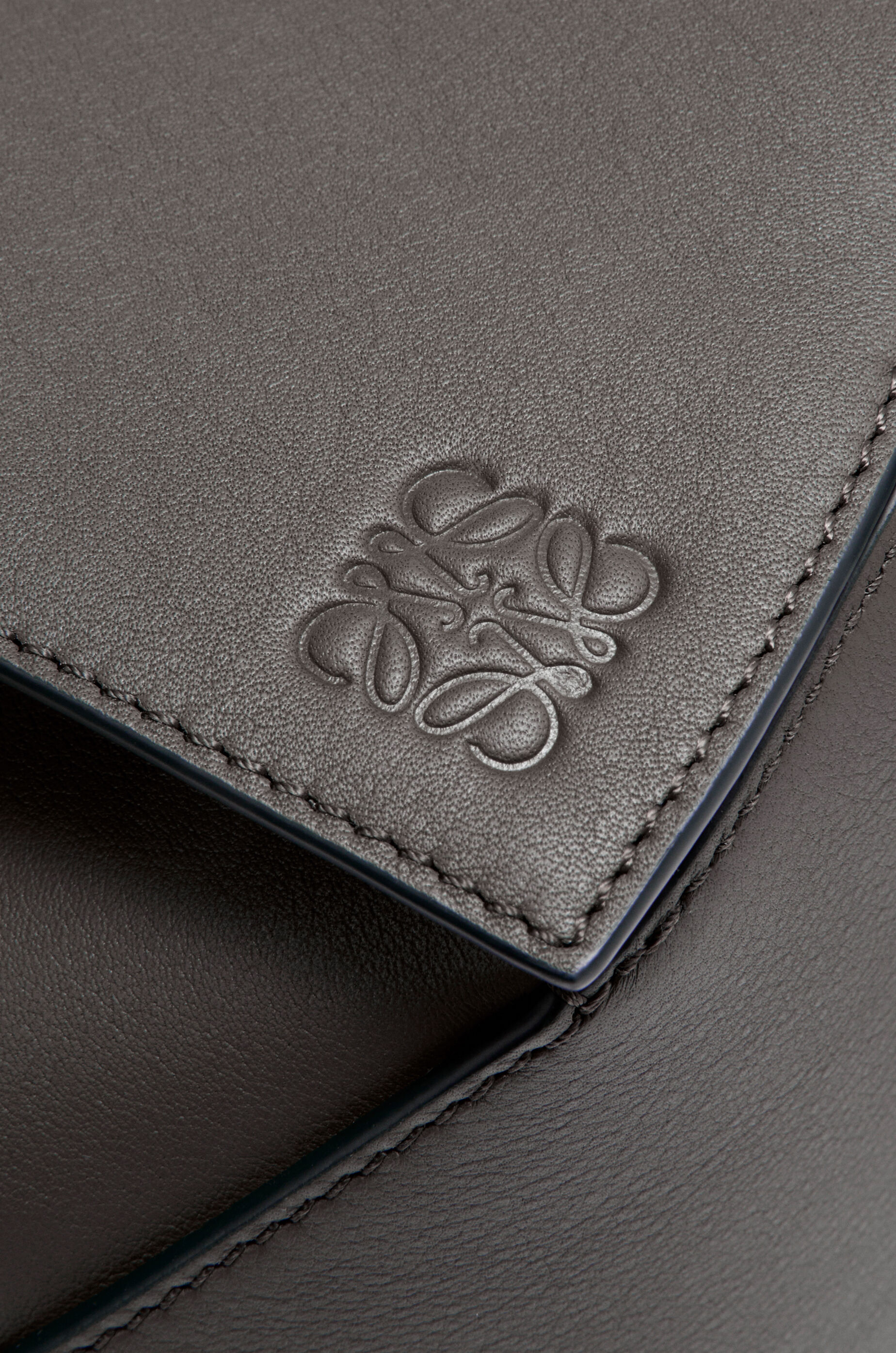 パズル バムバッグ スモール（クラシックカーフ） グレー - LOEWE