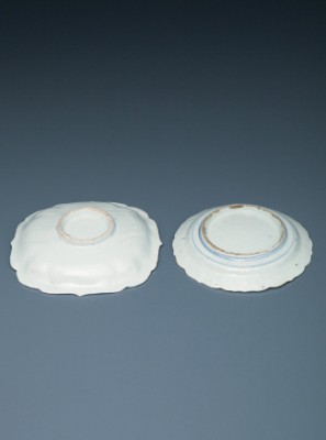 初期伊万里染付布袋文輪花小皿（左） | 商品詳細 東洋古陶磁の前坂晴天堂