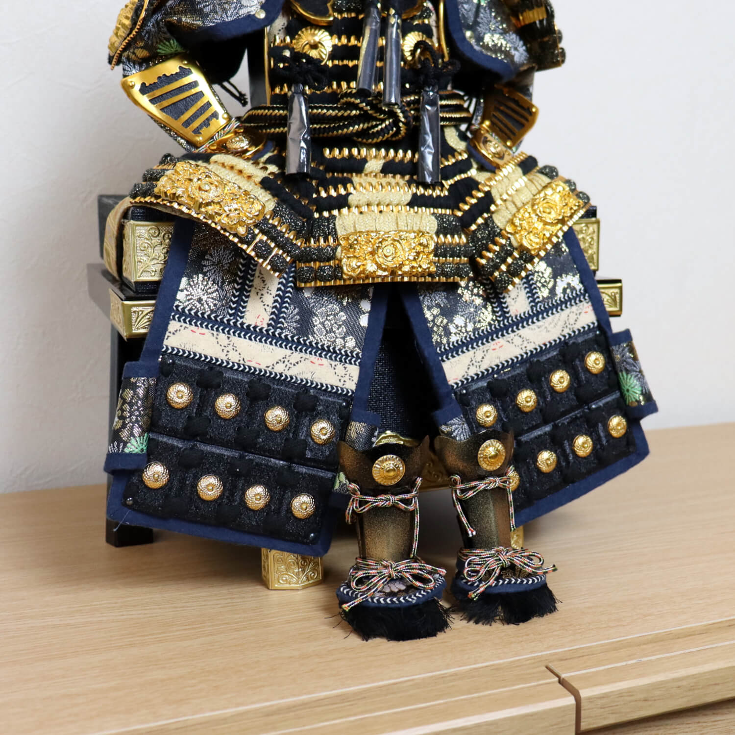 5号 伊達政宗 雲竜前立 沢瀉大鎧 屏風本仕立紺和紙に金松 13号本藤巻