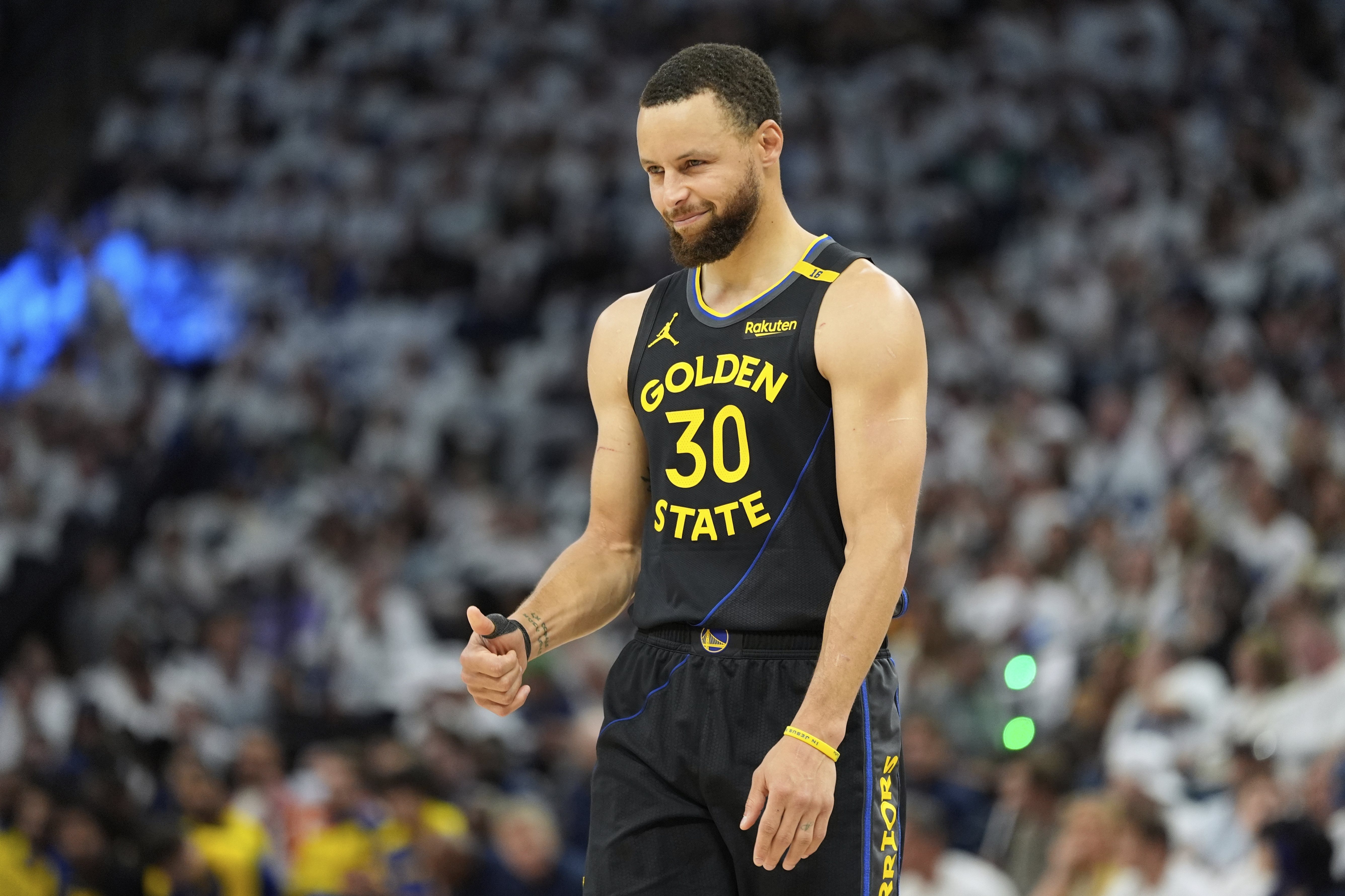 Stephen Curry leaves Warriors' playoff game vs. Timberwolves