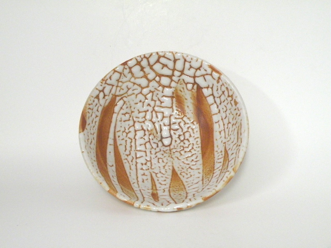 美濃焼伝統工芸品協同組合 | 梅花皮赤志野平小鉢