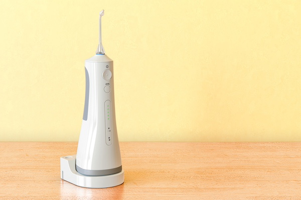 プラークを落とす！話題の「ウォーターピック」とは？使い方、メリット