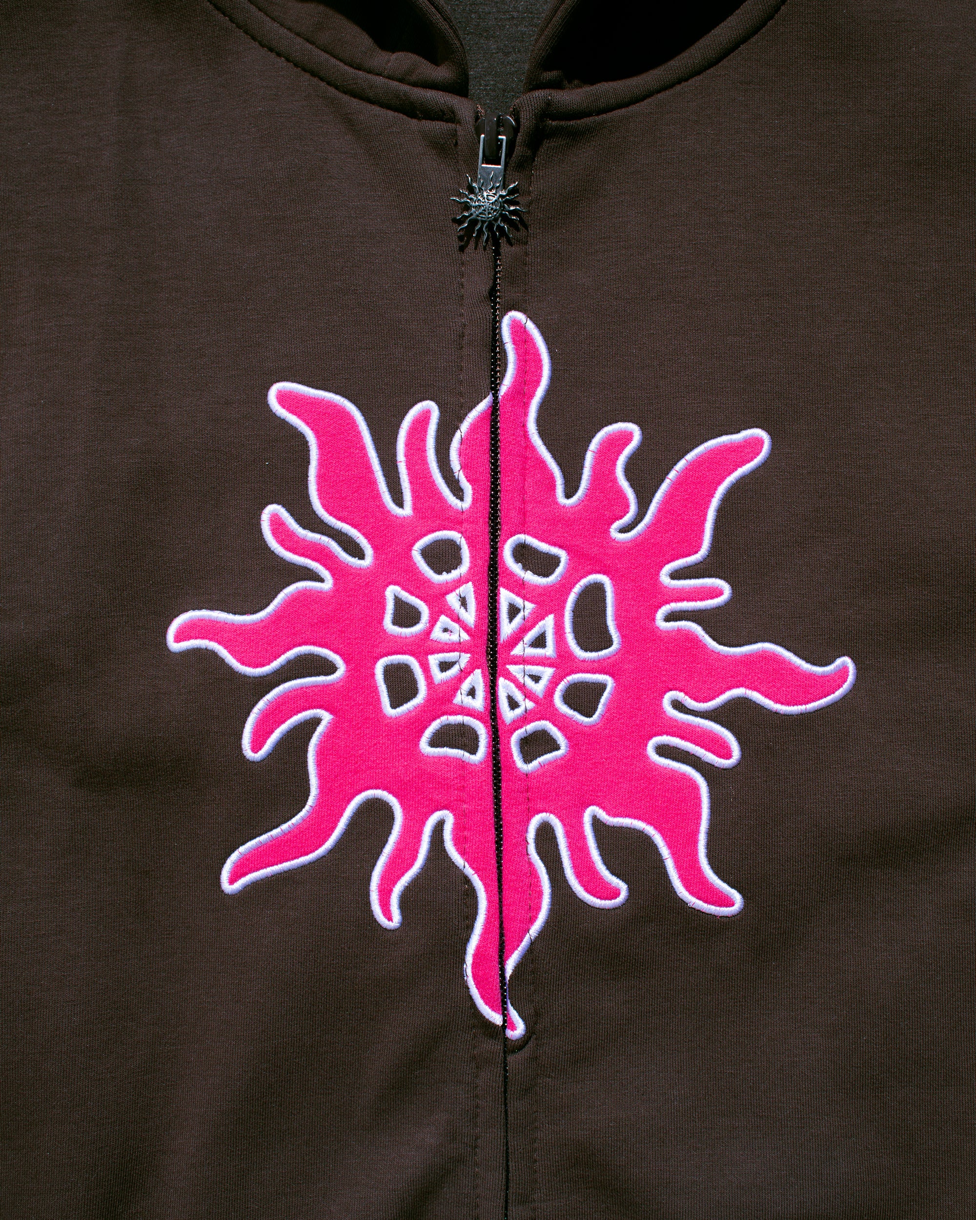 予約商品】ZIP HOODIE - BROWN – NOREMID