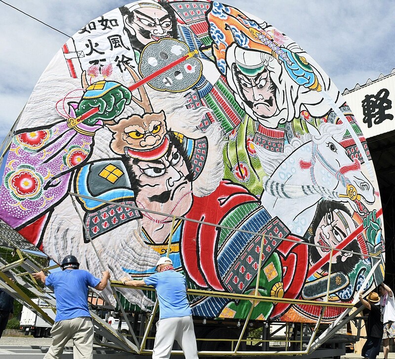 鏡絵張り扇に息吹、弘前ねぷた制作佳境｜なびたび北東北