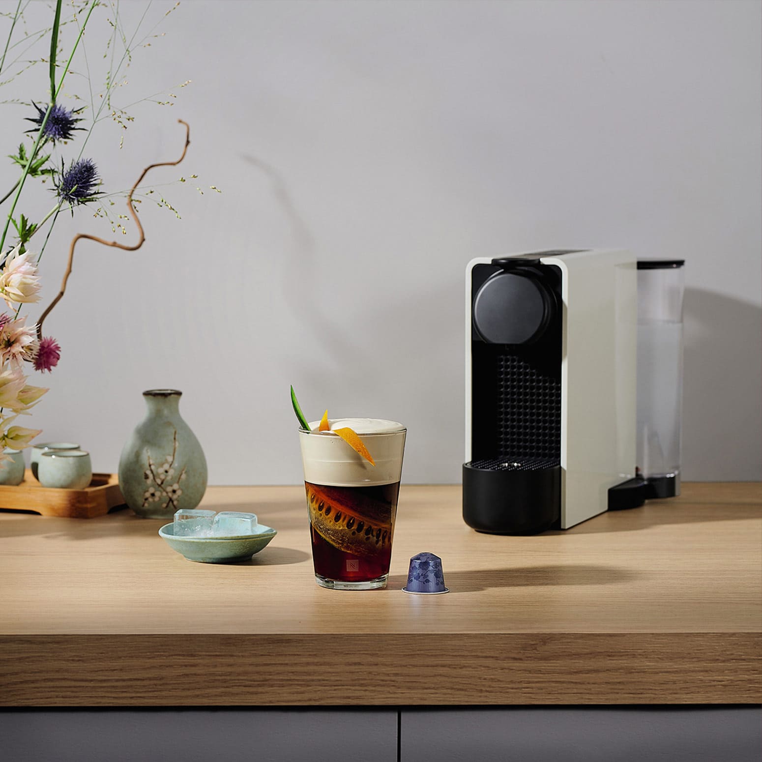 エッセンサ ミニ ピュアホワイト C｜コーヒーメーカー ｜ ネスプレッソ