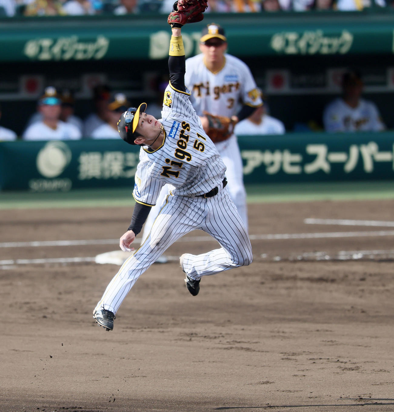 阪神】中野拓夢、イレギュラーの打球に“忍者キャッチ” 美技に甲子園は