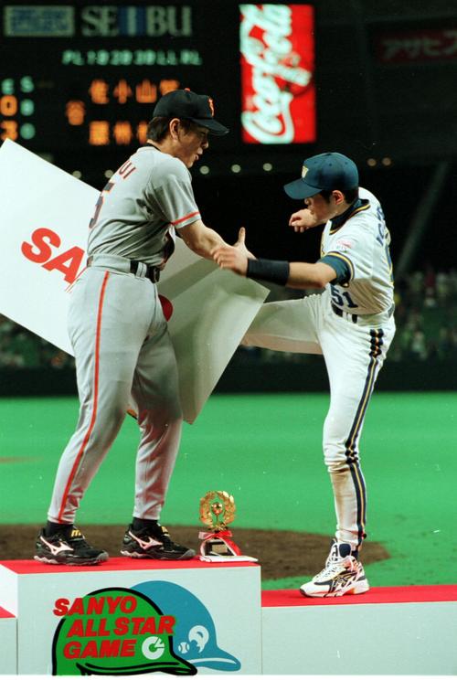 イチロー氏と松井秀喜氏がアップ開始 20年ぶりチームメート 高校女子