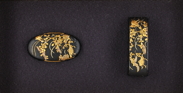 縁頭 銘 茉村好春（花押）秋草に虫図縁頭 (FU-011124)｜刀・日本刀の