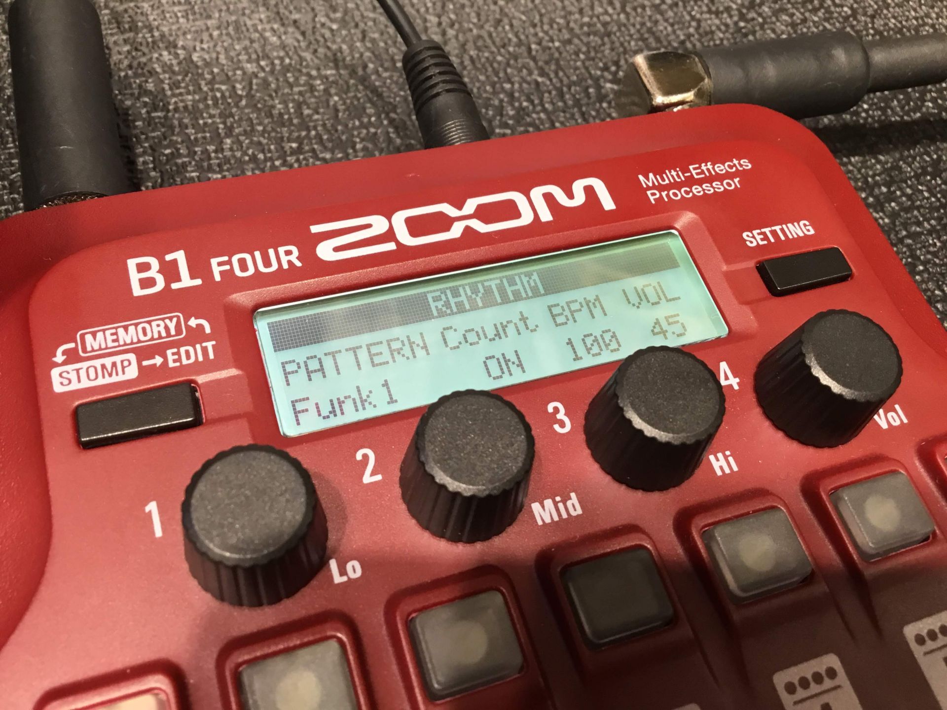 B1 FOUR/B1X FOUR！ ZOOMの新マルチを弾いてみましたっ！！｜島村楽器