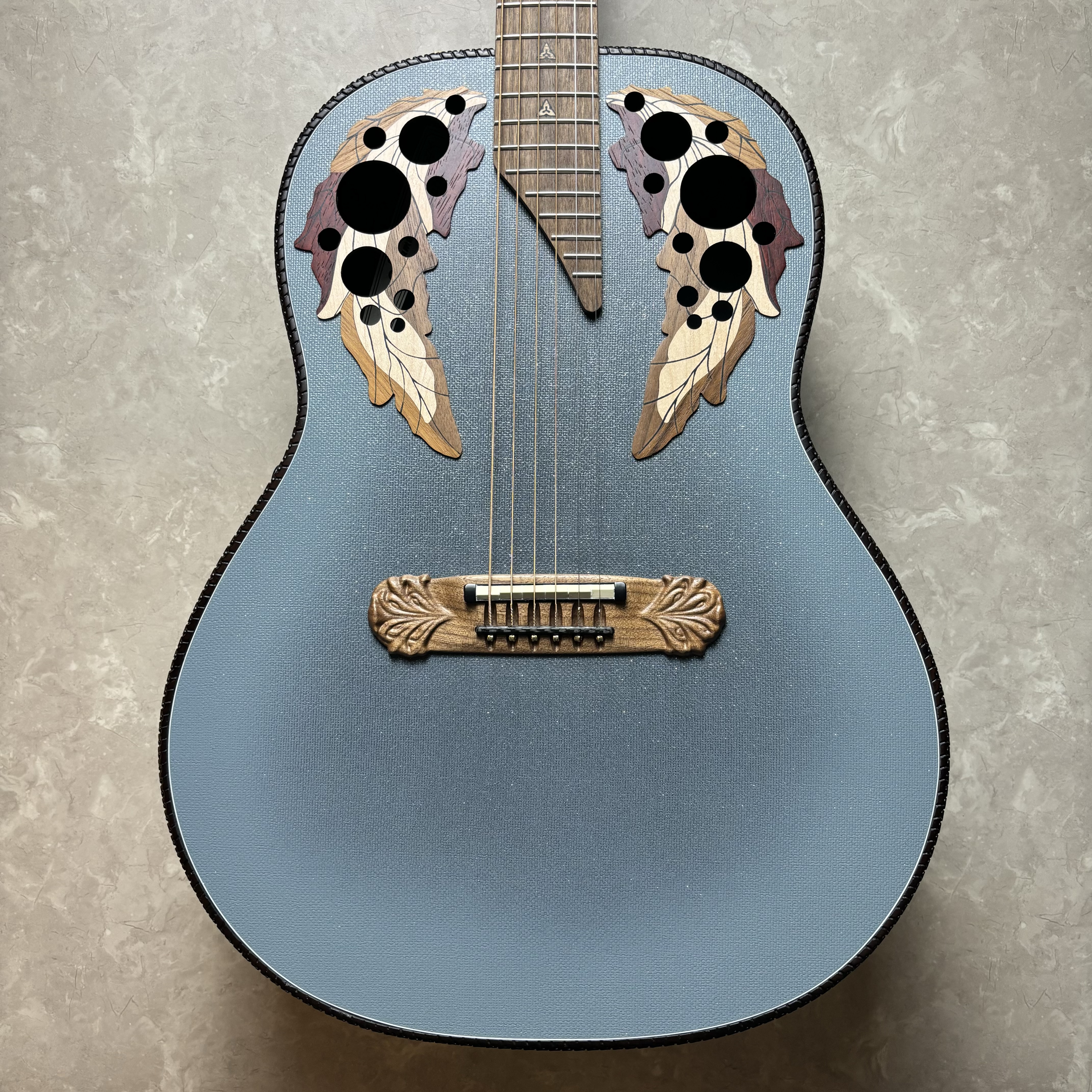 アコースティックギター】「Ovation ADAMAS 1687GT-8 」展示しており